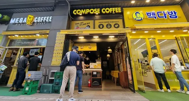 コーヒー専門店が並ぶソウル中心部のビル＝３０日、ソウル（聯合ニュース）
