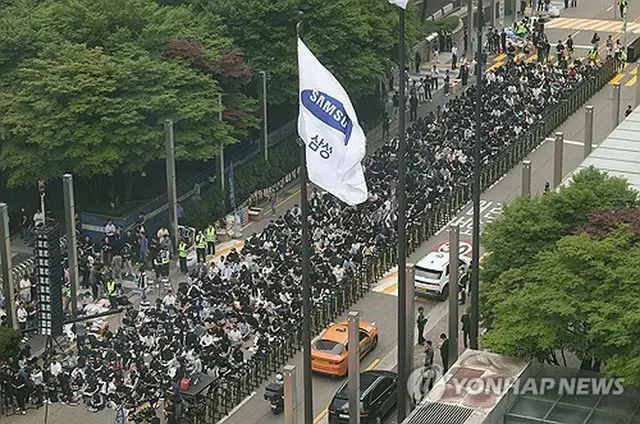 ５月２４日にソウルで開かれた集会に参加した組合員ら＝（聯合ニュース）