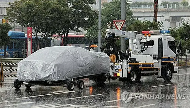 けん引される事故を起こした車両＝２日、ソウル（聯合ニュース）