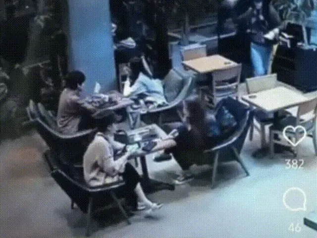 韓国のカフェで発生した「食パンテロ」…客の顔に投げて逃げる