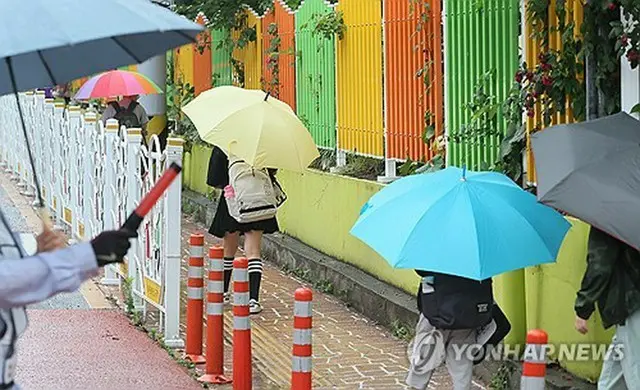 小学校の登校路（資料写真）＝（聯合ニュース）