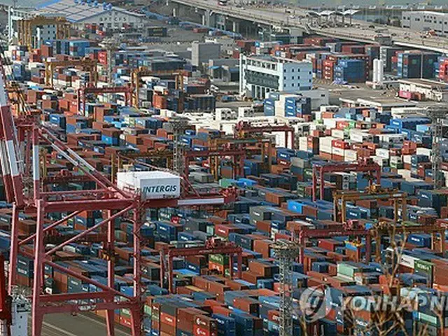 輸出用のコンテナが並ぶ韓国南部の釜山港（資料写真）＝（聯合ニュース）