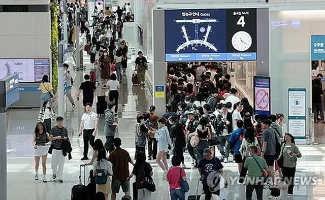 混み合う仁川国際空港のターミナル（資料写真）＝（聯合ニュース）