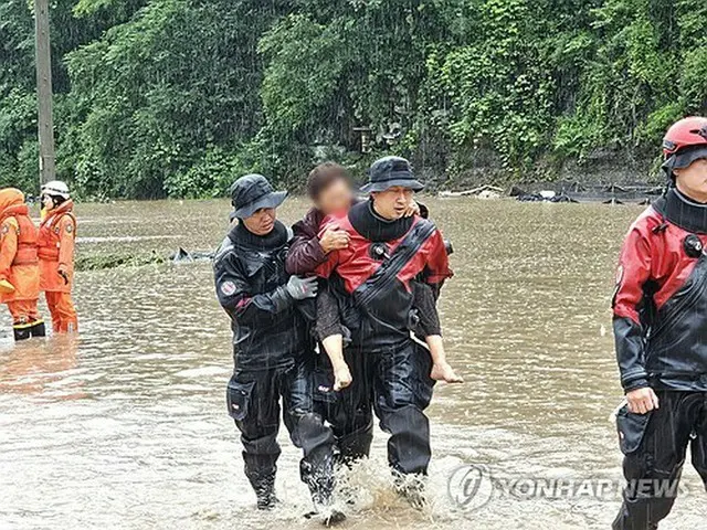 大雨による被害が発生した慶尚北道安東市で８日、消防関係者が住民を救助している（慶尚北道消防本部提供）＝（聯合ニュース）≪転載・転用禁止≫