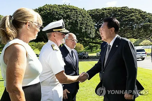 国立太平洋記念墓地を訪れた際、米インド太平洋軍のパパロ司令官と握手を交わす尹大統領（右）＝８日、ホノルル（聯合ニュース）