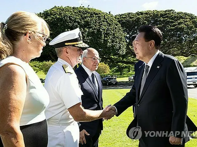 国立太平洋記念墓地を訪れた際、米インド太平洋軍のパパロ司令官と握手を交わす尹大統領（右）＝８日、ホノルル（聯合ニュース）