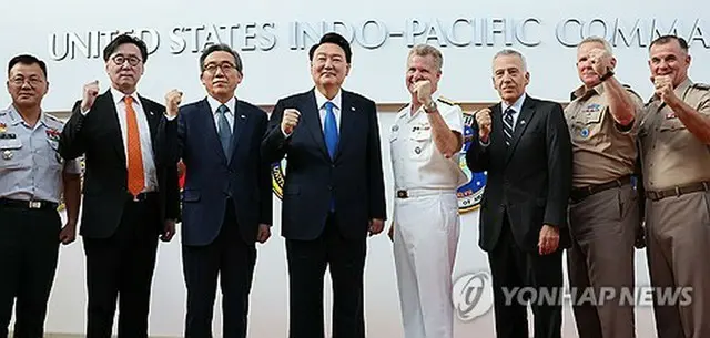 インド太平洋軍司令部で米軍の司令官らと記念撮影する尹大統領（左から４人目）＝９日、ホノルル（聯合ニュース）