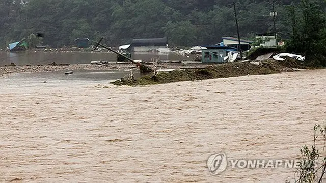 韓国南西部の完州郡で、大雨により河川に水が流れ込んでいる＝１０日、完州（聯合ニュース）