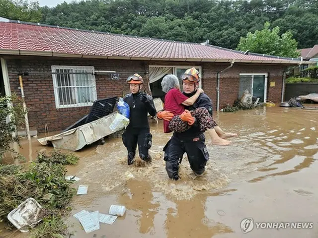 韓国南西部の全北特別自治道完州郡では１０日未明までの大雨により河川が増水・氾濫し、１８人が孤立した。その後、消防隊員により全員が救出された。救い出される住民（全北特別自治道消防本部提供）＝（聯合ニュース）≪転載・転用禁止≫