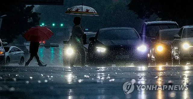 韓国では９日夜から大雨が降った＝（聯合ニュース）