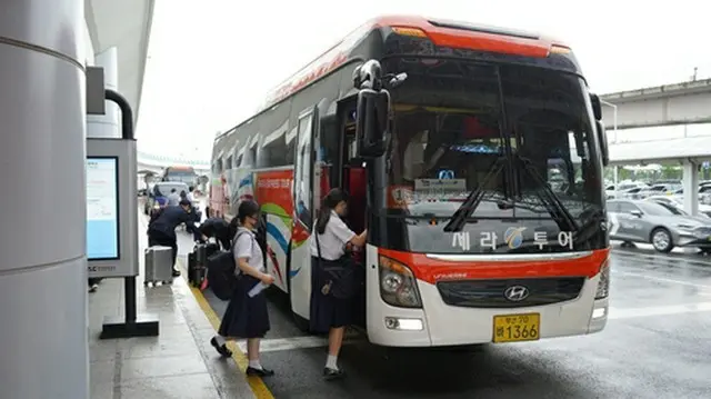 韓国を訪れた修学旅行生（韓国観光公社提供）＝（聯合ニュース）≪転載・転用禁止≫