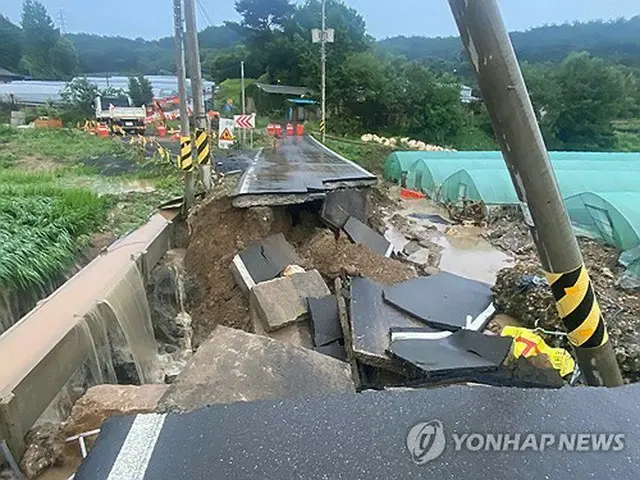 忠清南道舒川郡で大雨により崩落した道路（読者提供）＝（聯合ニュース）≪転載・転用禁止≫