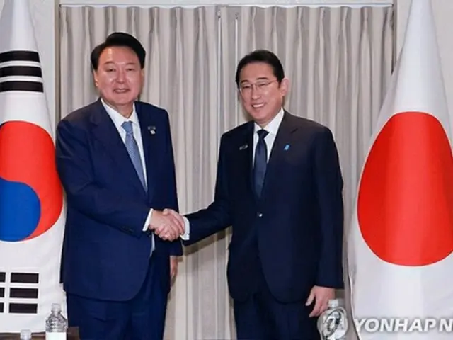 米ワシントンで会談した韓国の尹錫悦大統領（左）と日本の岸田文雄首相＝１０日、ワシントン（聯合ニュース）