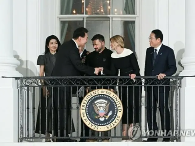 ホワイトハウスで開いた歓迎夕食会であいさつする韓国の尹錫悦大統領夫妻（左側）とウクライナのゼレンスキー大統領夫妻＝１０日、ワシントン（聯合ニュース）