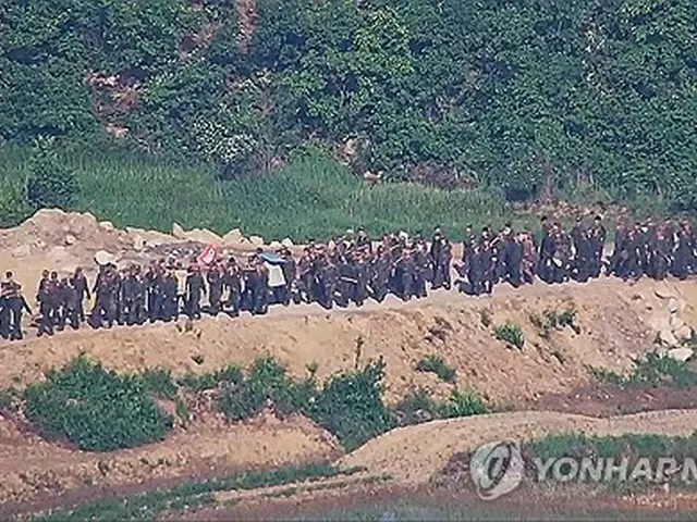 作業する北朝鮮兵（韓国軍合同参謀本部提供）＝（聯合ニュース）≪転載・転用禁止≫