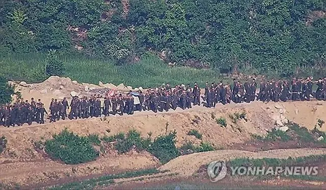 作業する北朝鮮兵（韓国軍合同参謀本部提供）＝（聯合ニュース）≪転載・転用禁止≫