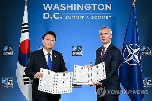 「堪航認証認定書」を手に記念撮影する尹大統領（左）とＮＡＴＯのストルテンベルグ事務総長（共同取材）＝１１日、ワシントン（聯合ニュース）