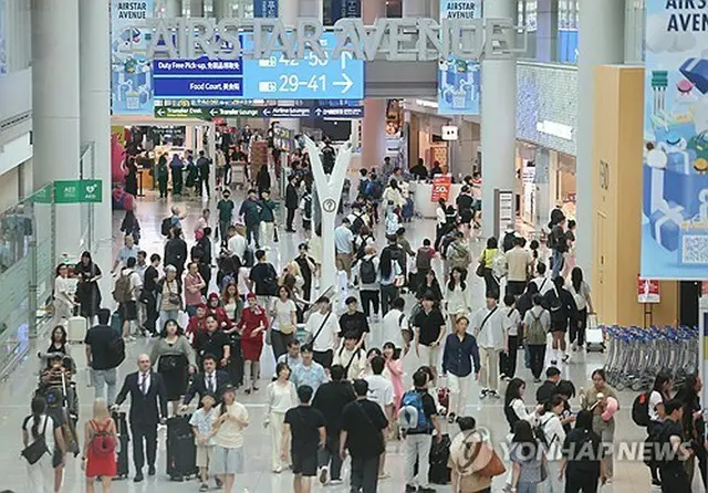 今月１２日、利用者で混み合う仁川国際空港＝（聯合ニュース）