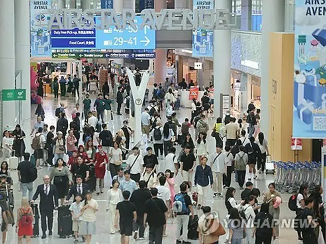 今月１２日、利用者で混み合う仁川国際空港＝（聯合ニュース）