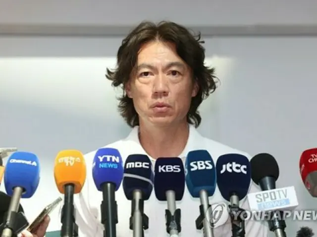 仁川国際空港で記者団の質問に答えるサッカー男子韓国代表の洪明甫監督＝１５日、仁川（聯合ニュース）