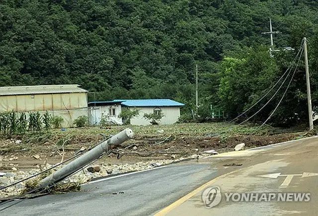 集中豪雨による被害を受けた完州郡の道路＝（聯合ニュース）