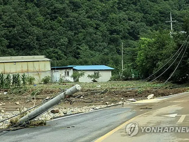 集中豪雨による被害を受けた完州郡の道路＝（聯合ニュース）