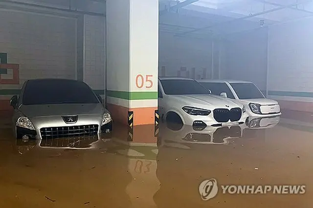 地下駐車場に雨水が流れ込んだ全羅南道莞島郡のマンション（莞島消防署提供）＝（聯合ニュース）≪転載・転用禁止≫