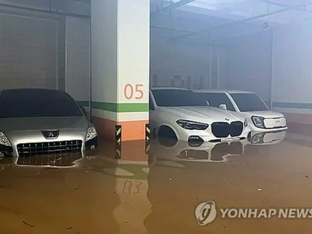 地下駐車場に雨水が流れ込んだ全羅南道莞島郡のマンション（莞島消防署提供）＝（聯合ニュース）≪転載・転用禁止≫