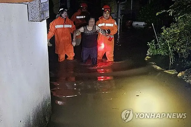 浸水した住宅から救助される住民（全羅南道消防本部提供）＝（聯合ニュース）≪転載・転用禁止≫