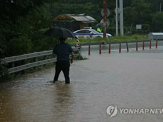 冠水した京畿道坡州市の道路＝１７日、坡州（聯合ニュース）