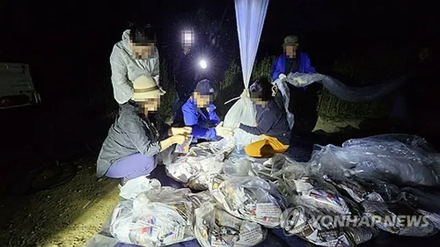 韓国の脱北者団体関係者は６月７日夜、北西部の仁川・江華島で北朝鮮に向けてビラを散布した（団体側提供）＝（聯合ニュース）≪転載・転用禁止≫