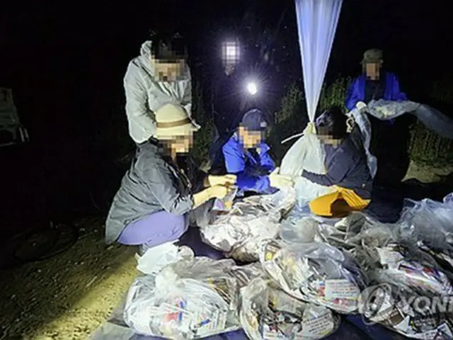 韓国の脱北者団体関係者は６月７日夜、北西部の仁川・江華島で北朝鮮に向けてビラを散布した（団体側提供）＝（聯合ニュース）≪転載・転用禁止≫