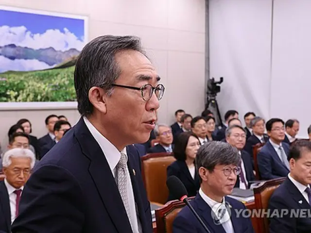 国会外交統一委員会の全体会議で業務報告を行う趙兌烈（チョ・テヨル）外交部長官＝１７日、ソウル（聯合ニュース）