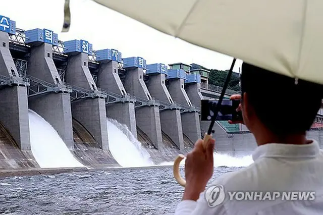 韓国北東部、江原道の春川ダム。大雨に備えて放流作業が行われた＝１７日、春川（聯合ニュース）