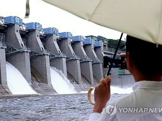 韓国北東部、江原道の春川ダム。大雨に備えて放流作業が行われた＝１７日、春川（聯合ニュース）