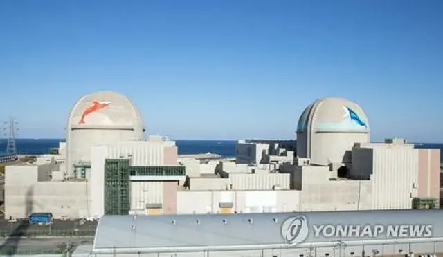 韓国が開発した最新型原発の新ハヌル原発１号機（左）と２号機（慶尚北道蔚珍郡、韓国水力原子力提供）＝（聯合ニュース）≪転載・転用禁止≫