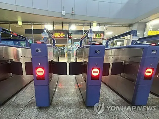 京義・中央線一山駅の電光掲示板に列車の運転見合わせの案内が表示されている＝１８日、高陽（聯合ニュース）