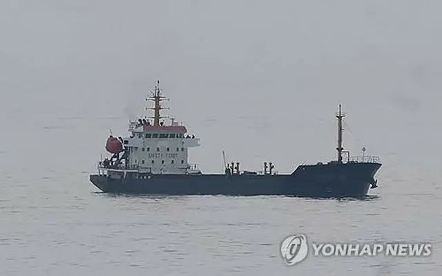 ６月２０日、北朝鮮制裁違反に関与したとみられる船舶が韓国南部・釜山沖に停泊している＝（聯合ニュース）