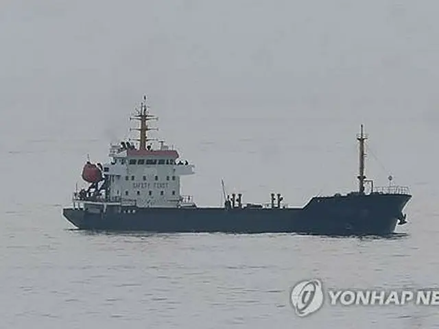 ６月２０日、北朝鮮制裁違反に関与したとみられる船舶が韓国南部・釜山沖に停泊している＝（聯合ニュース）