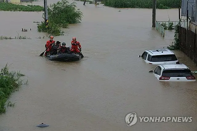 京畿道坡州市で救助活動を行う消防隊員＝１８日、ソウル（聯合ニュース）