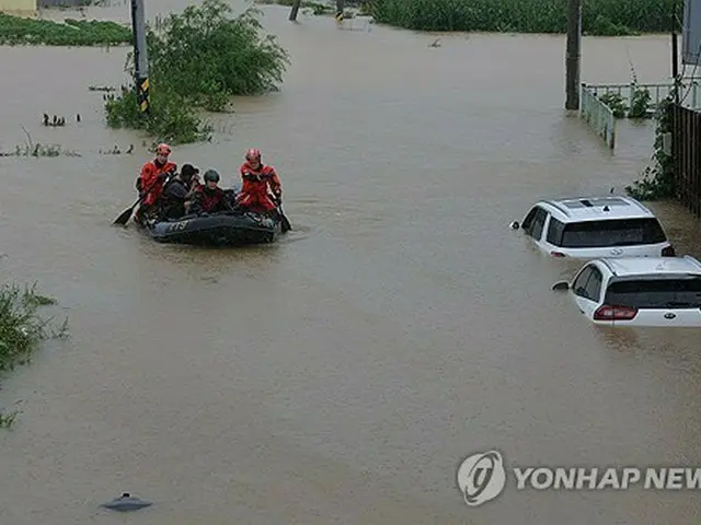 京畿道坡州市で救助活動を行う消防隊員＝１８日、ソウル（聯合ニュース）