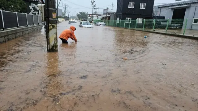 浸水車両が「3000台」…集中豪雨で損害被害額「30億円」＝韓国