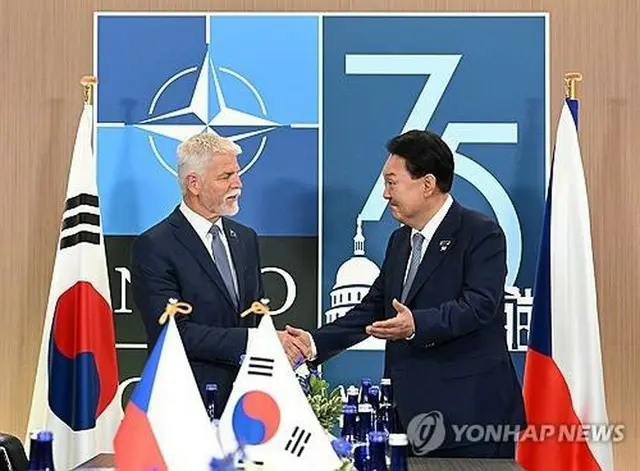 米ワシントンで７月１０日に会談した韓国の尹大統領（右）とチェコのパベル大統領＝（聯合ニュース）