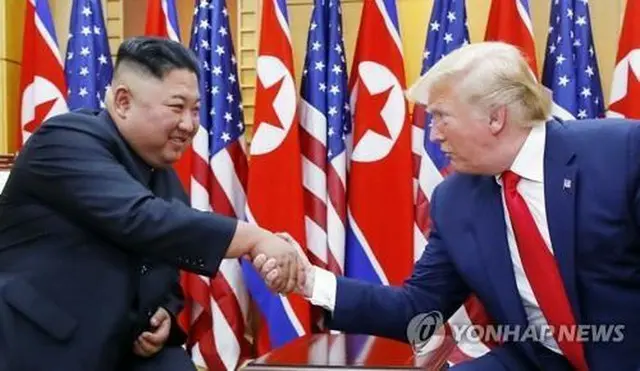 ２０１９年に南北軍事境界線にある板門店で対面したトランプ氏（右）と金正恩氏＝（聯合ニュース）