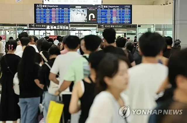 済州国際空港のイースター航空の発券カウンターで手続きの順番を待つ利用者ら＝１９日、済州（聯合ニュース）