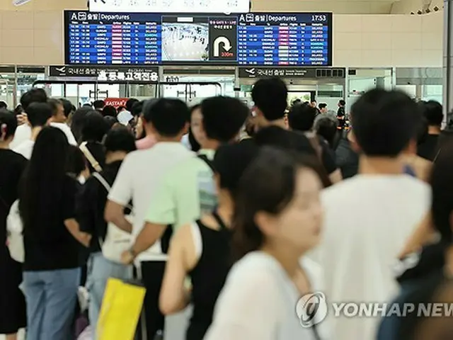 済州国際空港のイースター航空の発券カウンターで手続きの順番を待つ利用者ら＝１９日、済州（聯合ニュース）