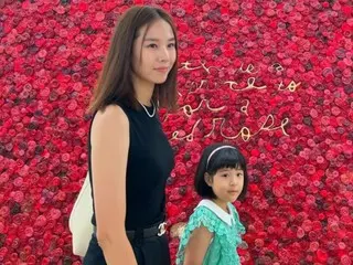 女優チョ・ユニ、イ・ドンゴンそっくりな娘ロアちゃんと展示会デート