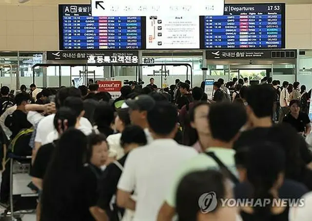 １９日、空港カウンターにできた長い列＝（聯合ニュース）