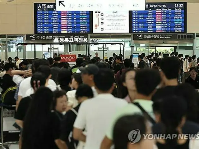 １９日、空港カウンターにできた長い列＝（聯合ニュース）