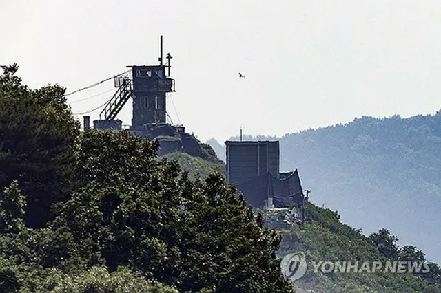 今月１０日、南北軍事境界線に近い京畿道坡州市で、北朝鮮に向けた拡声器が設置されていた軍事施設が幕で覆われている＝（聯合ニュース）